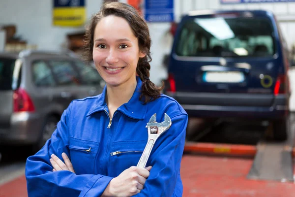 Joven mujer atractiva mecánico que trabaja en el garaje —  Fotos de Stock