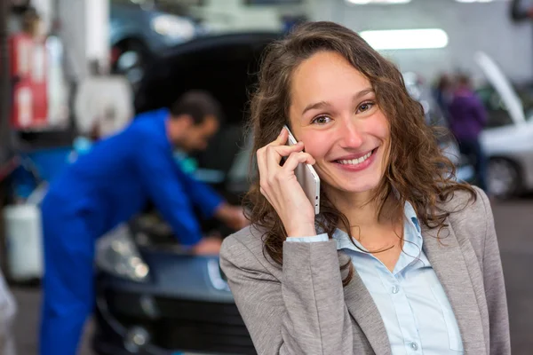 Expert en autobile travaillant dans un garage — Photo