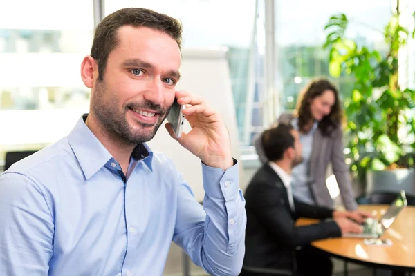 Junger attraktiver Geschäftsmann arbeitet im Büro mit Associat — Stockfoto