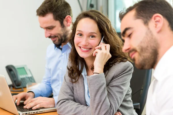 Junge attraktive Geschäftsfrau arbeitet im Büro mit associ — Stockfoto