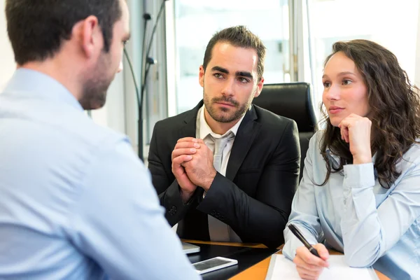 Attraktiver Chef beim Interview mit seinem Assistenten — Stockfoto