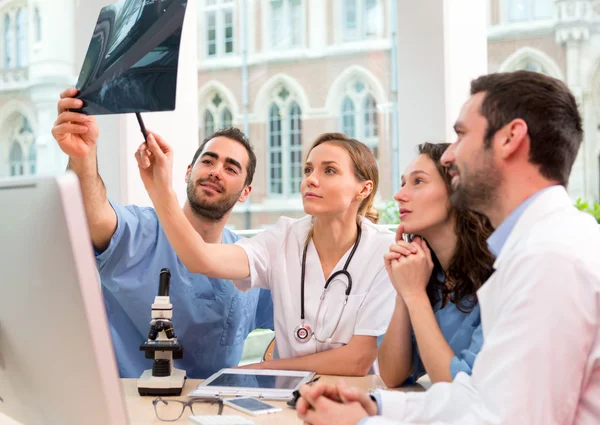 Medicinska teamet arbetar på sjukhuset tillsammans — Stockfoto