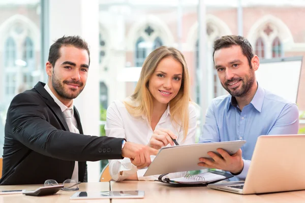 Gruppe von Geschäftsleuten, die im Büro zusammenarbeiten — Stockfoto