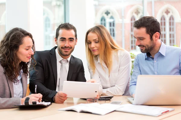 Grupo de empresarios que trabajan juntos en la oficina — Foto de Stock