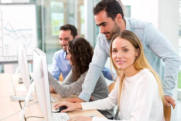 Jóvenes atractivos que toman un curso de formación con formador — Foto de Stock