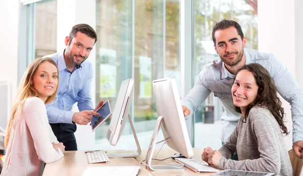 Jóvenes atractivos que toman un curso de formación con formador — Foto de Stock