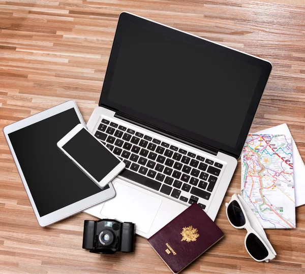 Mesa de turismo de madeira em alta definição com laptop, tablet e m — Fotografia de Stock