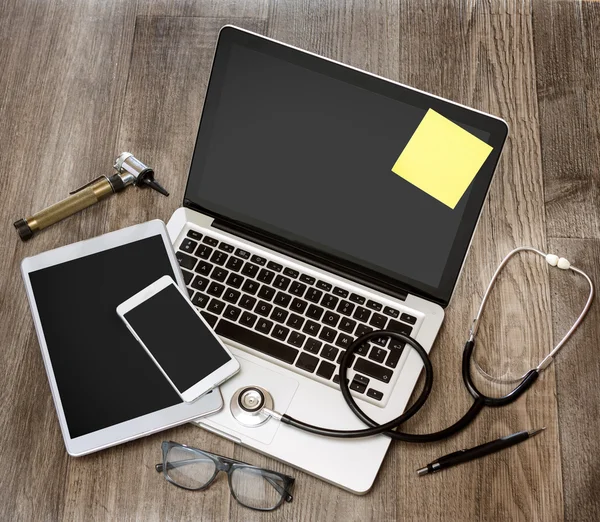 Drewniane biurko lekarza w wysokiej rozdzielczości z laptopa, tabletki i mo — Zdjęcie stockowe