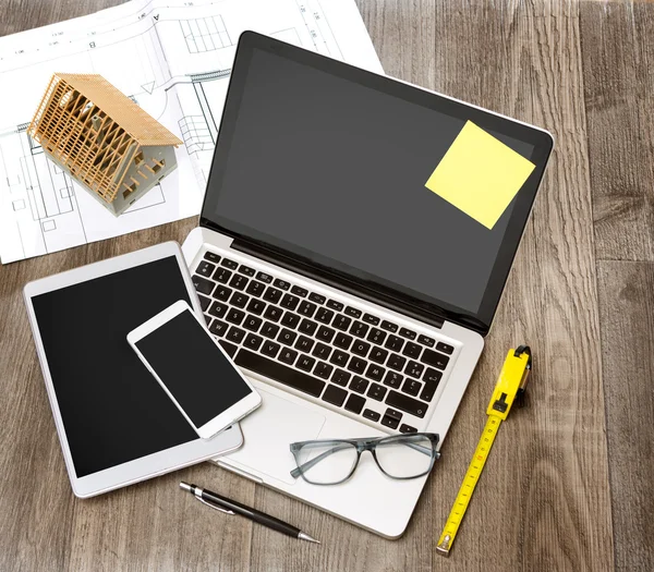Holz Architekten Schreibtisch in High Definition mit Laptop, Tablet und — Stockfoto