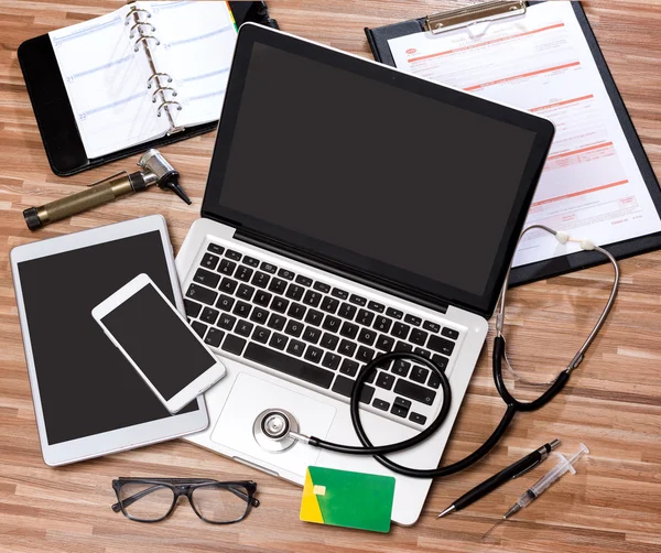 Mesa de madeira médico em alta definição com laptop, tablet e mo — Fotografia de Stock