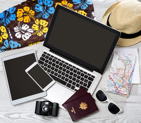 Wood tourist's desk in high definition with laptop, tablet and m — Stock Photo, Image