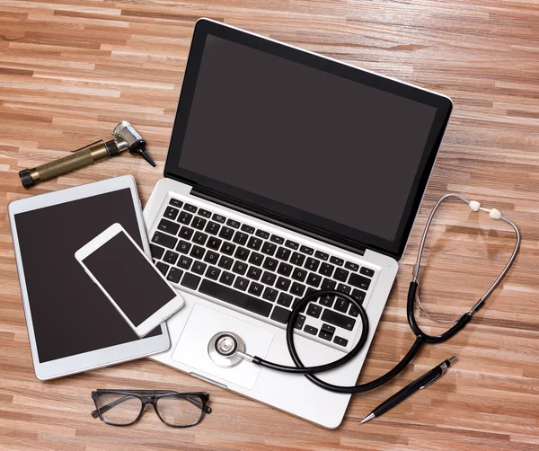 Wood läkarens desk i hög definition med laptop, Tablet PC och mo — Stockfoto