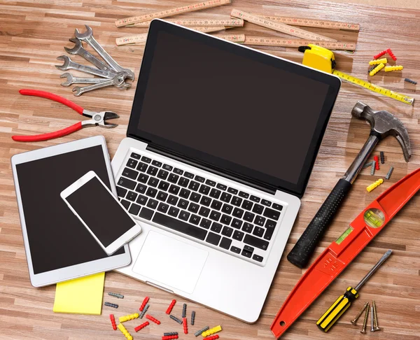 Mesa de madeira handyman em alta definição com laptop, tablet e — Fotografia de Stock