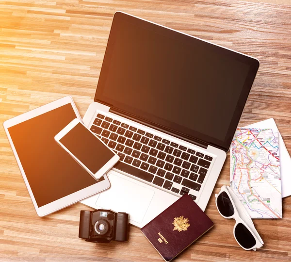 Mesa de turismo de madeira em alta definição com laptop, tablet e m — Fotografia de Stock