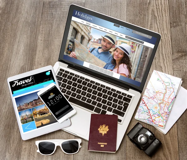 Wood tourist's desk in high definition with laptop, tablet and m — Stock Photo, Image