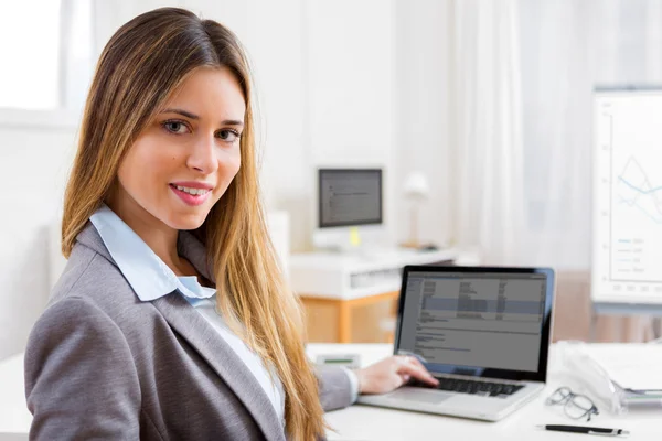 Jeune femme attrayante qui travaille au bureau — Photo