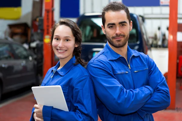 Equipo de mecánicos que trabajan en el garaje — Foto de Stock