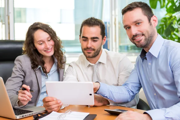 Groep van bedrijf associates samen te werken bij het Bureau — Stockfoto