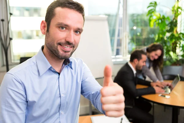 Jonge aantrekkelijke zakenman werken op kantoor met associat — Stockfoto