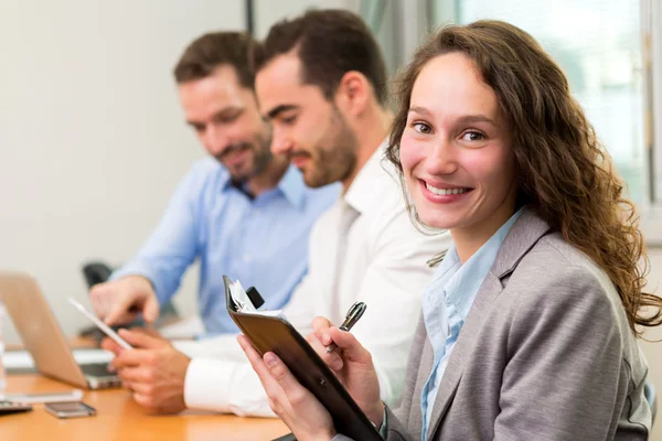 Jonge aantrekkelijke zakenvrouw werken op kantoor met Mana — Stockfoto