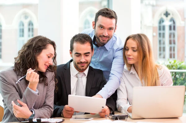 Grupp affärsmän som arbetar tillsammans på kontoret — Stockfoto
