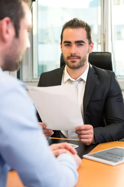 Aantrekkelijke werkgever doen interview met zijn assistent — Stockfoto