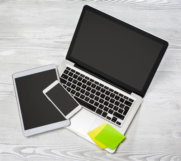 Laptop tablet ve ahşap bir backg üstünde hareket eden yüksek tanımlı
