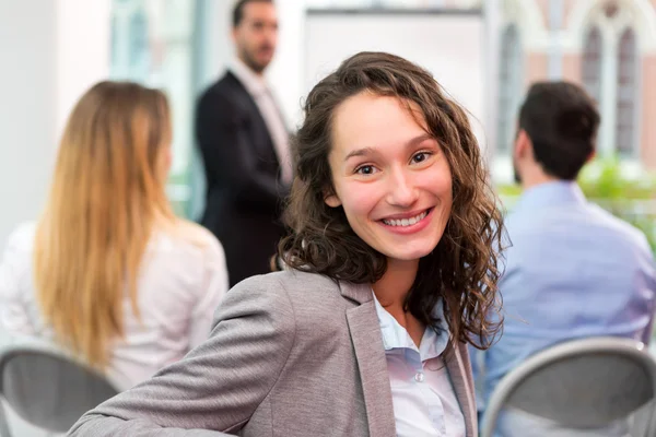 Junge attraktive Geschäftsfrau arbeitet im Büro mit associ — Stockfoto