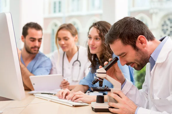 Equipo médico trabajando en el hospital todos juntos — Foto de Stock