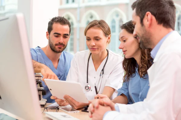 Squadra medica che lavora in ospedale tutti insieme — Foto Stock