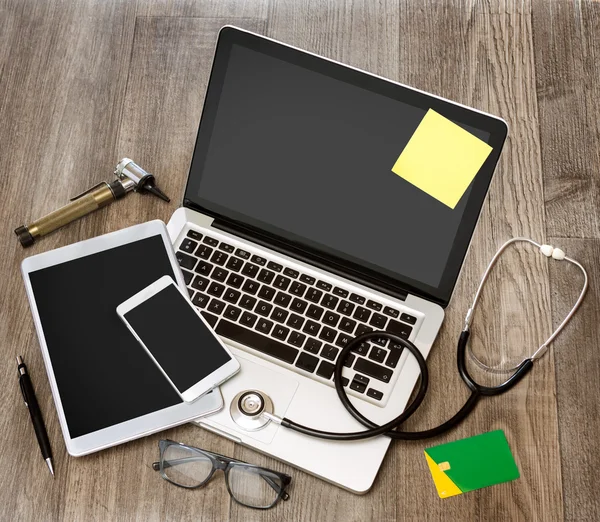 Mesa de madeira médico em alta definição com laptop, tablet e mo — Fotografia de Stock