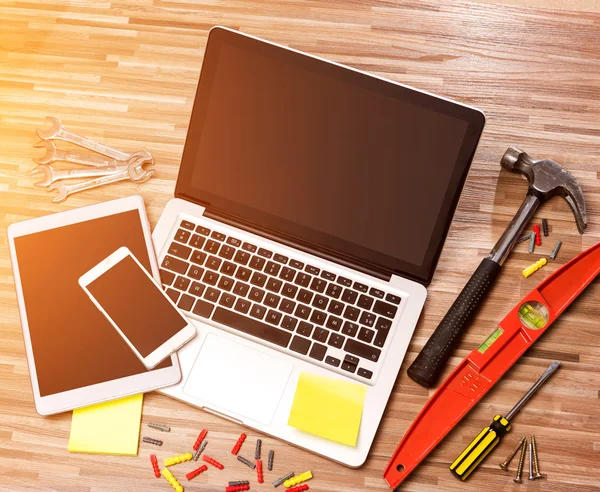 Wood handyman's desk in high definition with laptop, tablet and — Stock Photo, Image