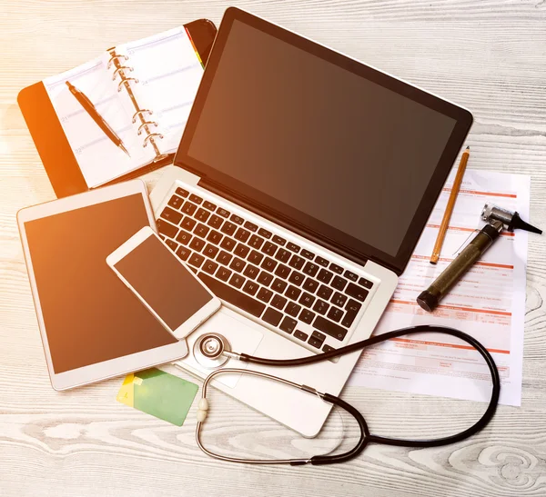 Escritorio médico de madera en alta definición con ordenador portátil, tableta y mo —  Fotos de Stock