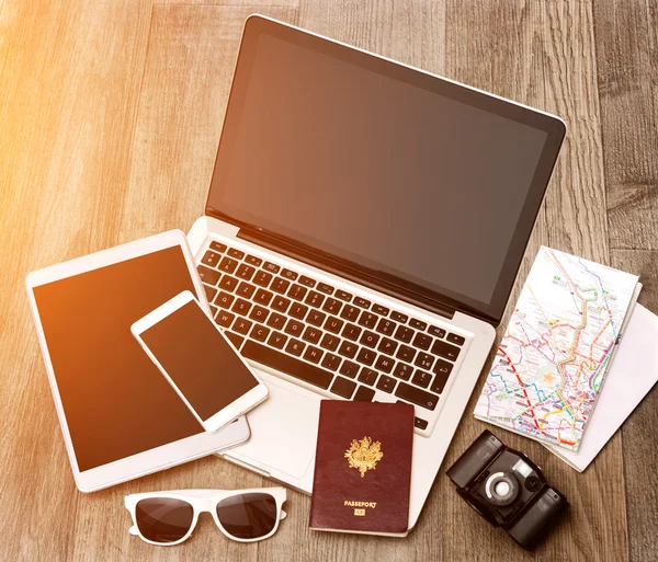 Mesa de turismo de madeira em alta definição com laptop, tablet e m — Fotografia de Stock