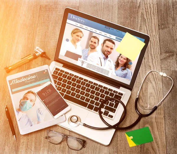 Mesa de madeira médico em alta definição com laptop, tablet e mo — Fotografia de Stock