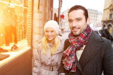 Bazı pencere alışveriş yaparken genç çekici çift