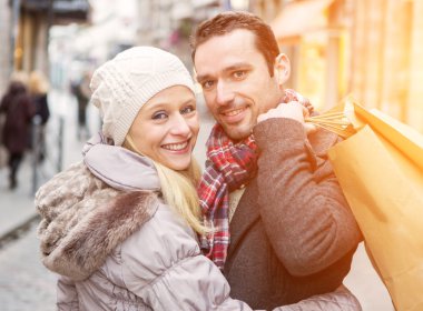 Alışveriş torbaları ile genç çekici çift