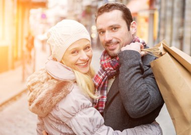 Alışveriş torbaları ile genç çekici çift