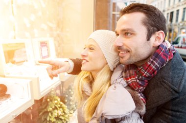 Bazı pencere alışveriş yaparken genç çekici çift