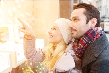 Bazı pencere alışveriş yaparken genç çekici çift