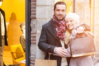 Alışveriş torbaları ile genç çekici çift