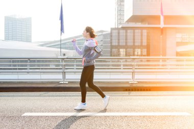 Şehir merkezinde çalışan genç çekici kadın