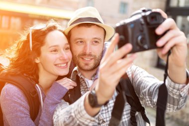 tatil selfie alarak genç Çift