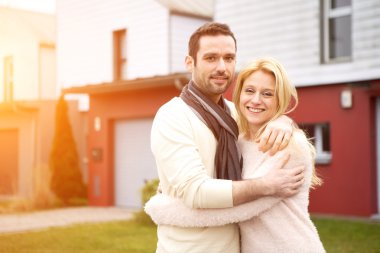 Yeni evlerinin önünde genç mutlu çift