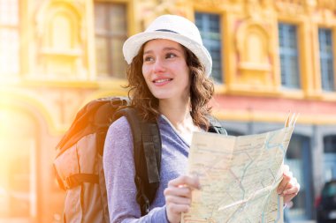 Tatil günlerinde genç çekici kadın