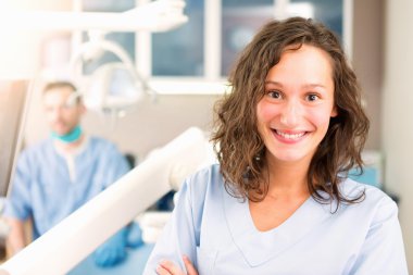 genç çekici dişçi ofisinde portresi