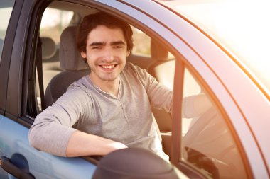 Genç adam ehliyet almak mutlu