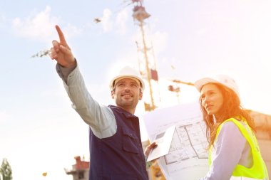 bir inşaatta çalışan iş arkadaşları