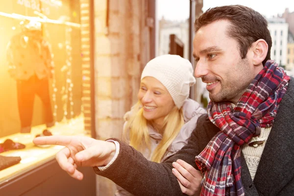 Jonge aantrekkelijke paar doen wat venster het winkelen — Stockfoto