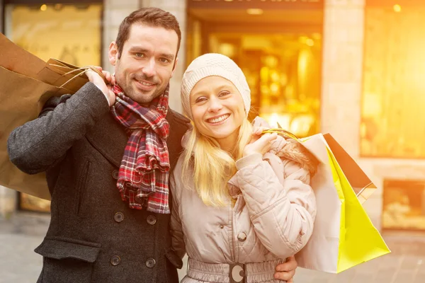 Joven pareja atractiva con bolsas de compras —  Fotos de Stock